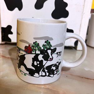 VINTAGE E ROSEN BLACK AND WHITE COW THEMED FARM SCENE COFFEE MUG 1997